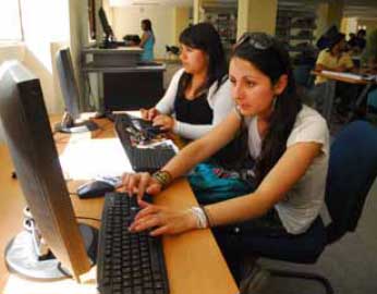 estudiante en computador